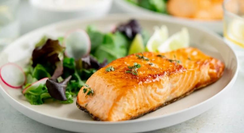 Nem a kapor vagy a citrom az: ettől az egy titkos hozzávalótól lesz tökéletes a sült lazac