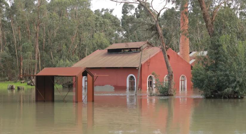 Ezreket evakuáltak Portugáliában a heves viharok okozta áradások miatt