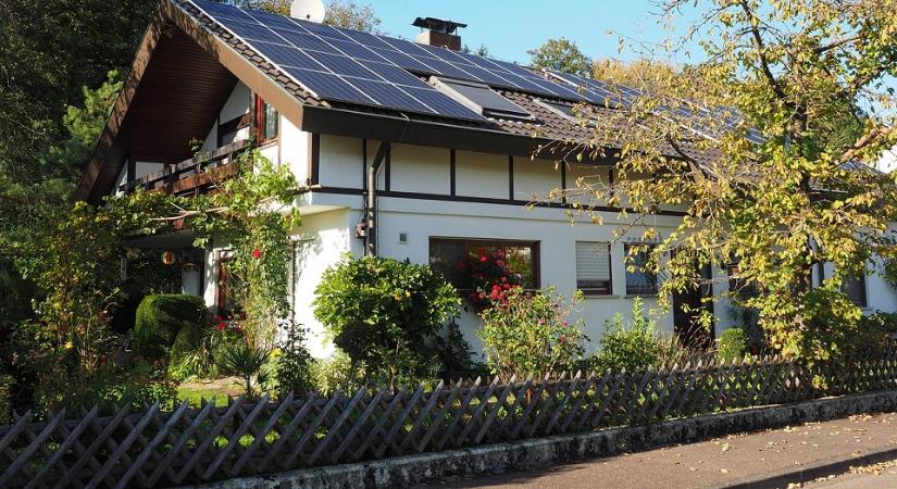 Tisztességtelen feltételeket talált az ügyészség egy napelemrendszer-kivitelezési szerződésben
