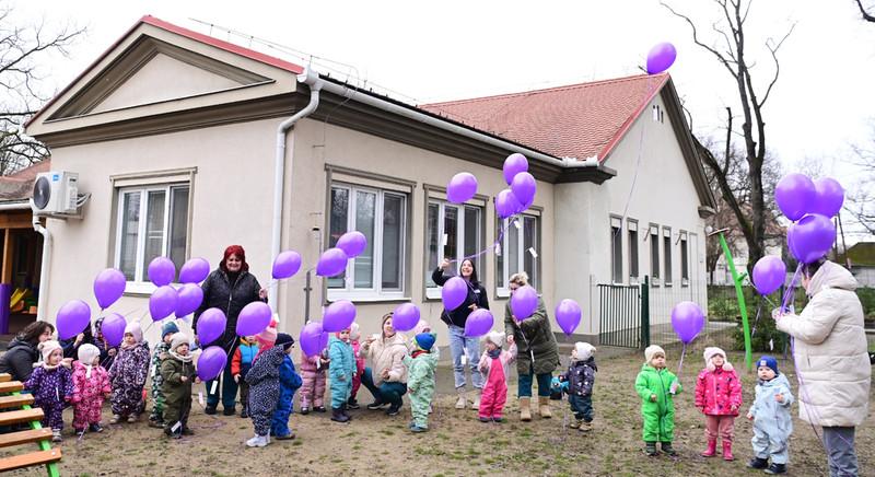 Reményt adó lila lufik szálltak az ég felé Debrecenben