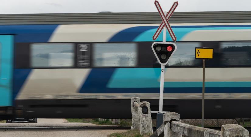 Sínek közé szorult egy autó Isaszegnél, másodpercek kérdése volt a tragédia – videó