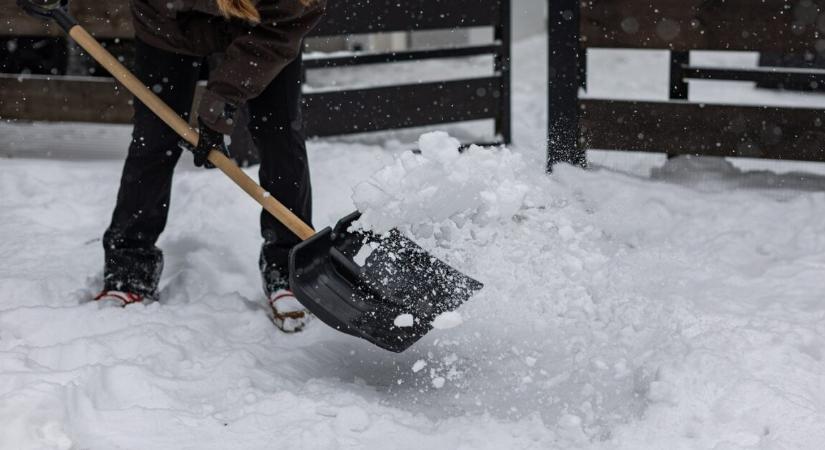 10 éves kislány lapátolta ki a havat a hóviharban, hogy legyen pénze testvére születésnapi ajándékára