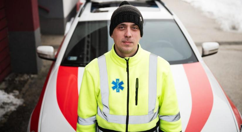 290 méterre voltak, mégsem őket riasztották az újraélesztéshez – amióta a Tisza rendezvényeit biztosítják, a budaörsi mentőcsapat szerint az OMSZ bünteti őket