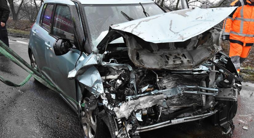 Szinte felismerhetetlenségig roncsolódtak a szerda reggeli balesetben érintett személyautók
