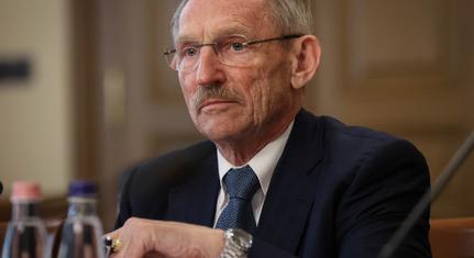 Pénzosztásba kezdett Pintér Sándor