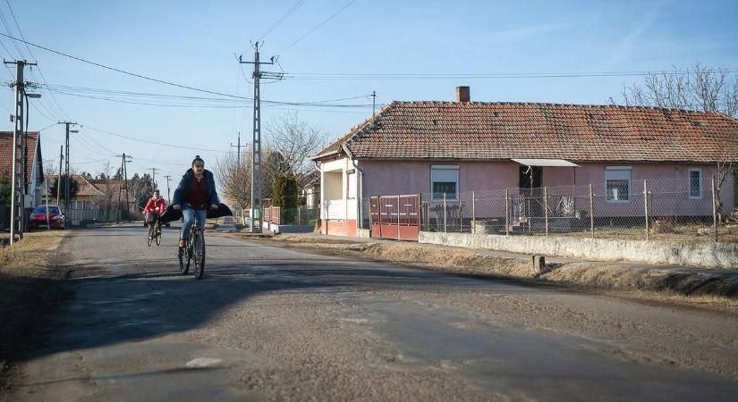 Régi adósságot törlesztenek Hevesben: építik a biliárdasztal simaságú utakat, itt gurulhatsz vajpuhán