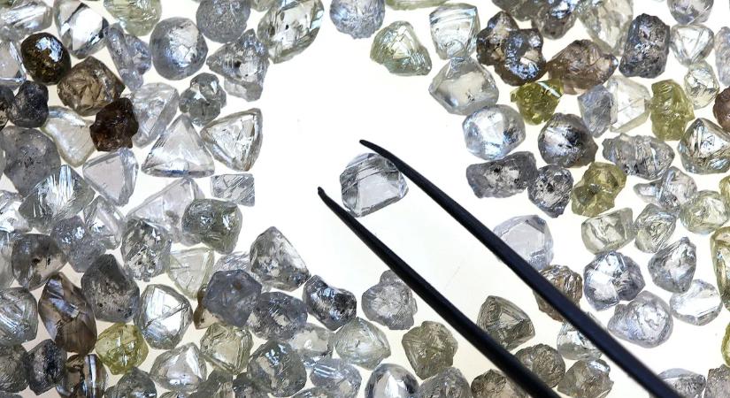 Gyémántról nyergelne át kritikus ásványokra egy különös ország – hát mi történik itt?