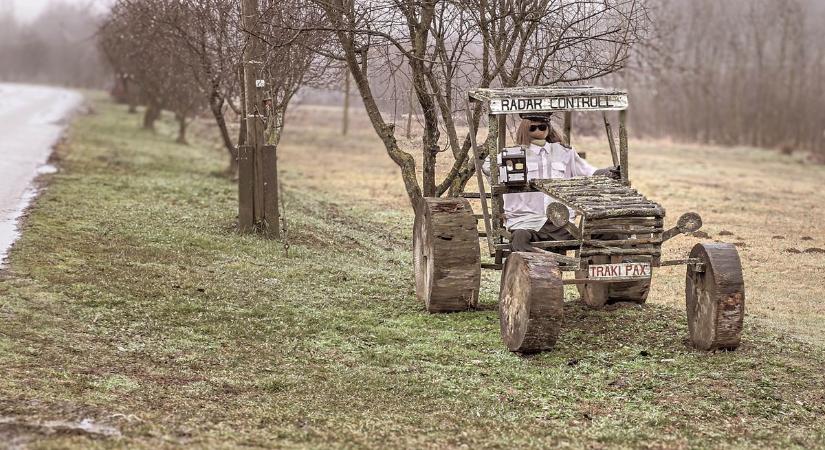 Megáll az ész: Frédi–Béni autója parkolt le az út szélén