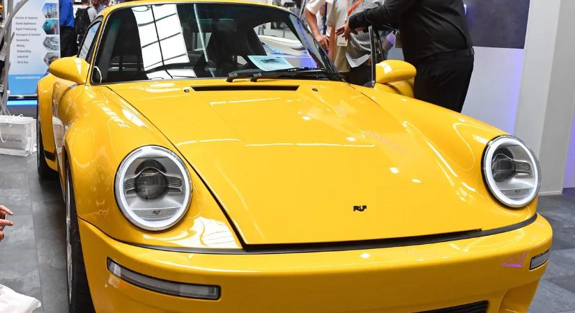 Darabjaira szakadt szét egy százmilliós, ritkaságszámba menő sportautó egy szántóföldön