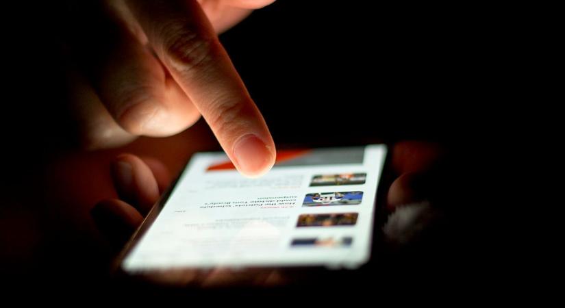 Észre sem veszed, és már órák mentek el – ezt tedd, ha este nem tudod letenni a mobilodat