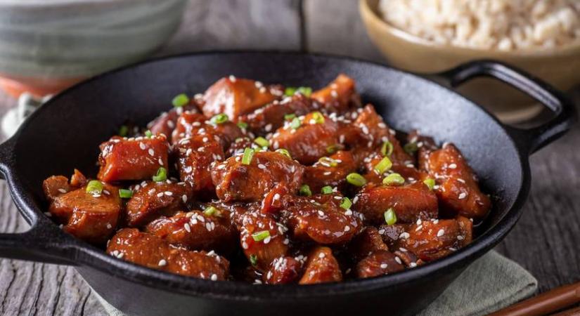 Ázsiai ragacsos csirke 20 perc alatt: egyserpenyős vacsorát mutatunk