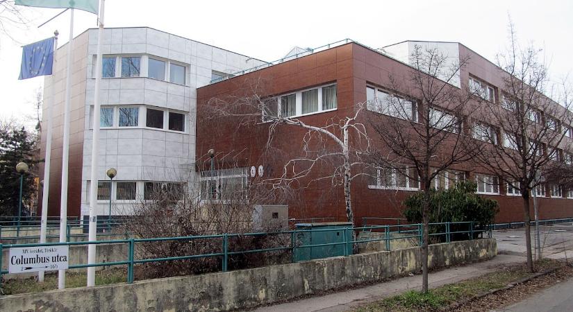 Megverte egy osztálytársát, megütötte az igazgató-helyettest, vádat emeltek egy ceglédi fiatalkorú ellen