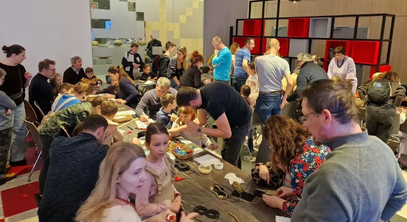 Ízelítő a busójárásból: telt ház várta Rosta Endrééket a Néprajzi Múzeumban