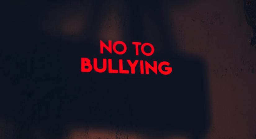 Az Európai Bizottság akciótervet indít az online zaklatás ellen – uniós app is jön a diákok védelmére