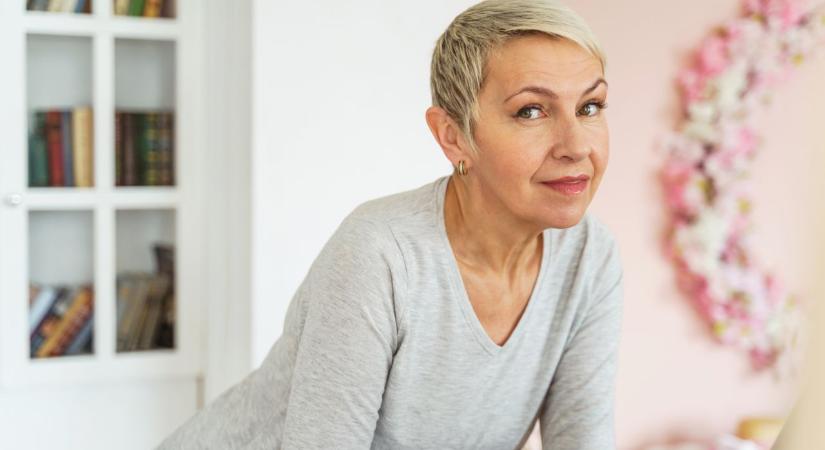 Ezek a felsők éveket fiatalítanak 50 felett – optikailag karcsúsítanak is