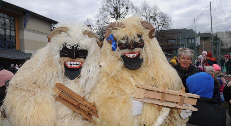 Az igazi busók elítélik a lányokat megcsöcsörésző társaikat