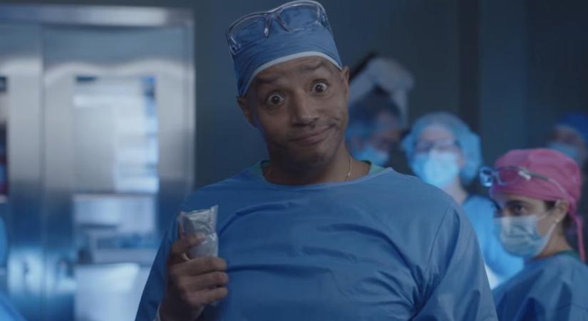 Zöldfülű rezidensek okoznak pánikot a Dokik-reboot új előzetesében