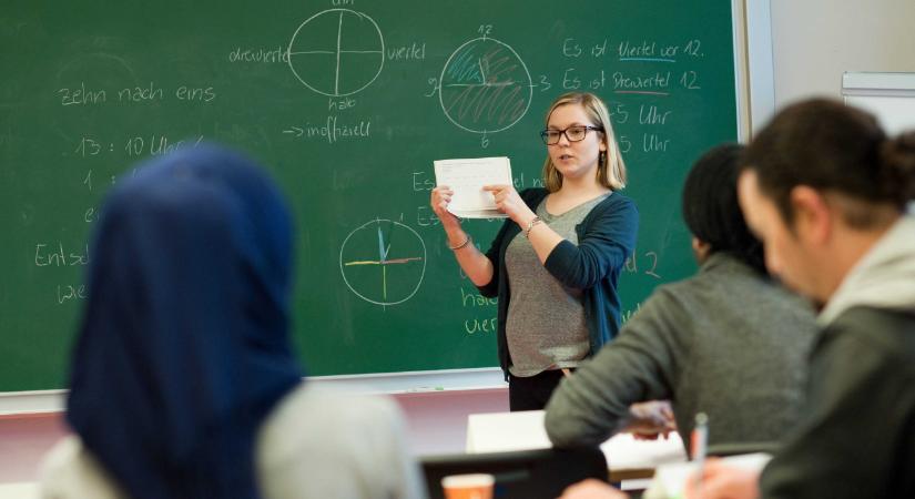 Óriási vita a migránsok integrációs tanfolyamairól: a takarékosság jegyében szigorít a német kormány