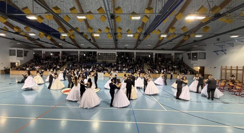 Ünnepeltek az Acsády végzősei