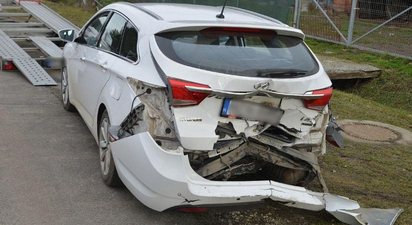 Durva fotók érkeztek a 8-ason történt balesetről: hiába használta a kanyarodósávot a Hyundai, hátulról letarolta egy Fiat
