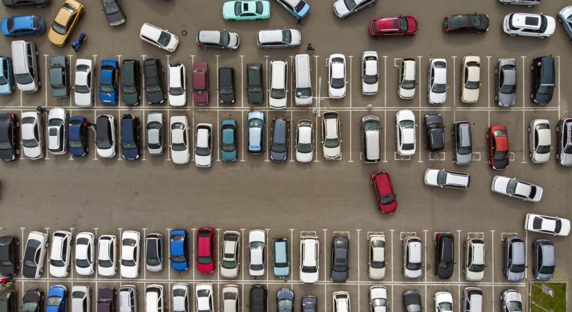 Bejelentette a kormány: március 16-tól nagy változás jön a parkolásban