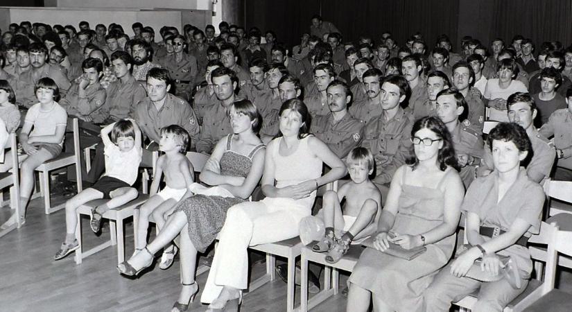 Előkerült egy üvegpohár, amivel olyasvalamit szemléltettek, amit csak a kiválasztottak élhettek át