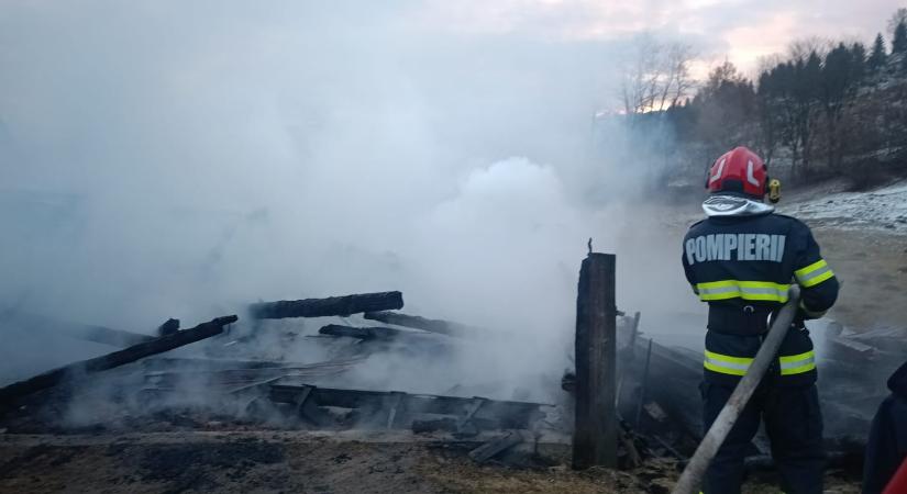 Tűz pusztított két gazdasági épületben Gyergyótölgyesen
