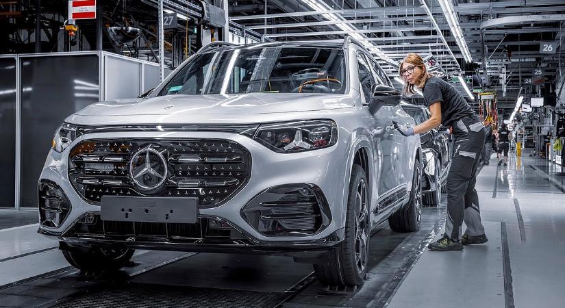 Lefulladt a patinás autógyártó, felére zuhant a profit