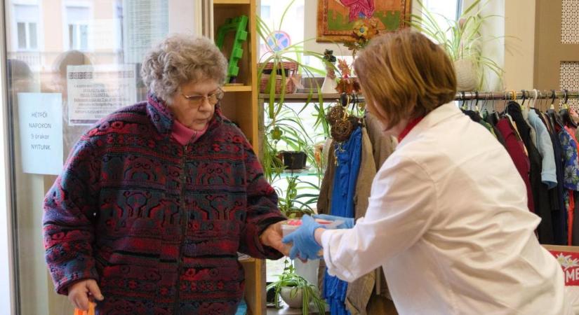 Melegételt és a betegek imádságát kapták meg a rászorulók a debreceni Attila téren