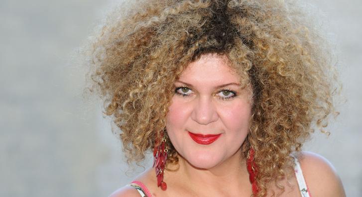 Soma Mamagésa a tenyerén hordja az unokáját, profi nagymama lett