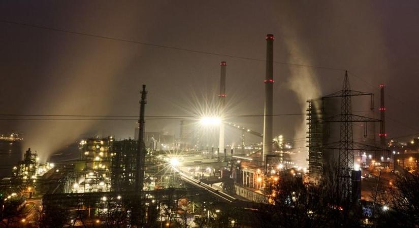 Brutális veszteséget könyvelhet el az acélipari részlegén a legendás német ipari cég – nem csoda, hogy szabadulna a tehertől