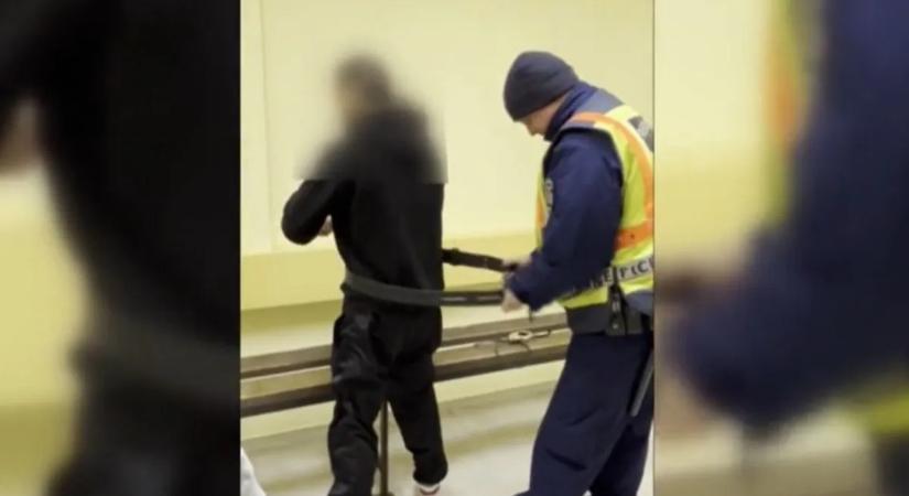 Fegyverrel és szamurájkarddal ejtett túszul két embert az újpusztai Szandokán