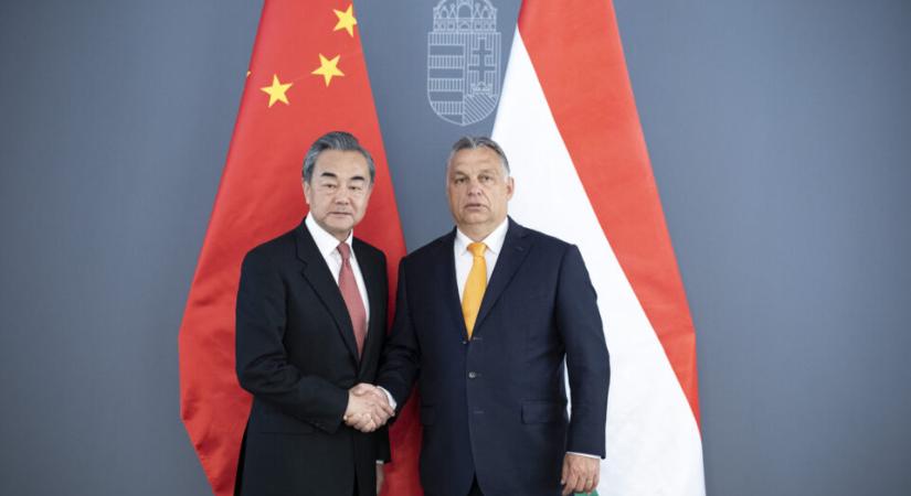 Mit szól az amerikai külügyminiszter a szépen a fejlődő magyar – kínai kapcsolatokhoz?