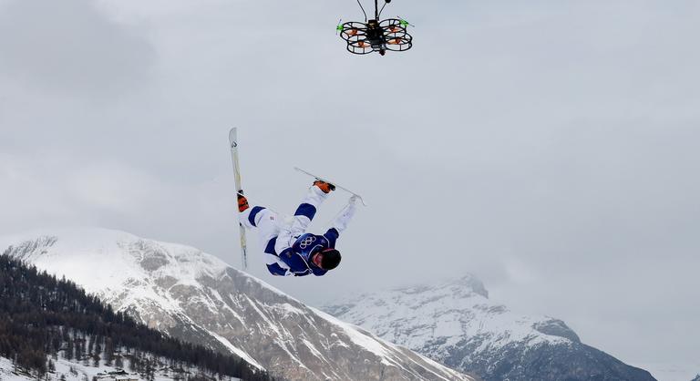 Lélegzetelállító drónfelvételeken a téli olimpia, páratlan látvány, félelmetes sebesség – videó
