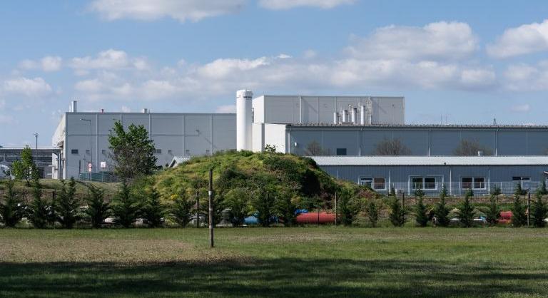 „A vezetőség nem tett semmit” – A MASSZ segítséget nyújt a mérgező gödi akkugyár dolgozóinak