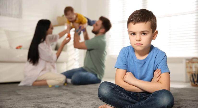 Ezek a jelek arra utalnak, hogy a szüleidnek volt egy kedvenc gyereke: szakértő fedte fel a csúnya igazságot