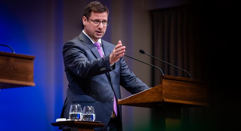 Sokan a Radnai-weboldal frissítésére várnak, miközben kezdődik a Kormányinfó - Gulyás Gergely és Vitályos Eszter tájékoztatója