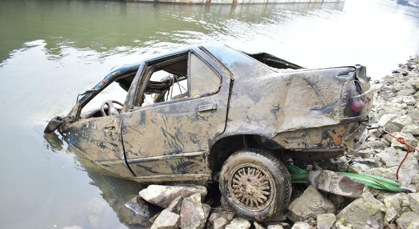 Több mint 10 éve eltűnt férfi holttestét találták meg Paksnál a Duna fenekén egy autóban