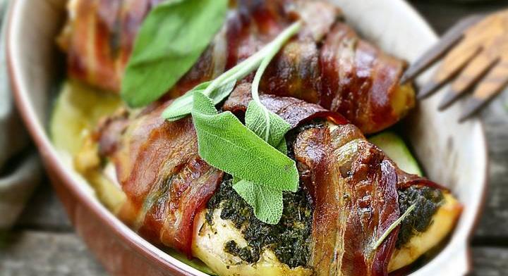 Sonkával körbetekert, omlós csirkemell: romantikus vacsora olasz módra