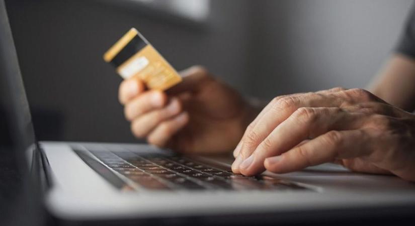 Átverés lépésről lépésre: banknak és rendőrnek adták ki magukat