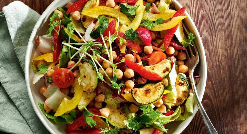 Csicseriborsós, paradicsomos cukkinisaláta mézes-mustáros öntettel