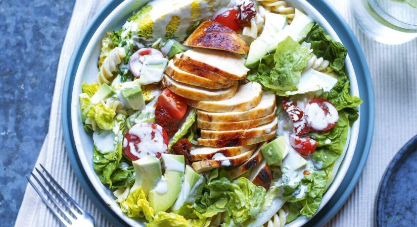 Tésztás-avokádós cézársaláta csirkével