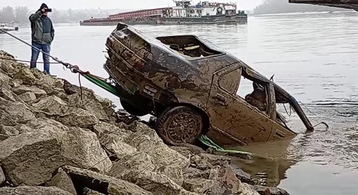 Szomorú titkot rejtett a paksi Dunából 11 év után kihúzott kocsi