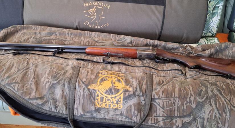 NAV-végrehajtók foglalták le egy idős férfi engedély nélkül tartott fegyvereit