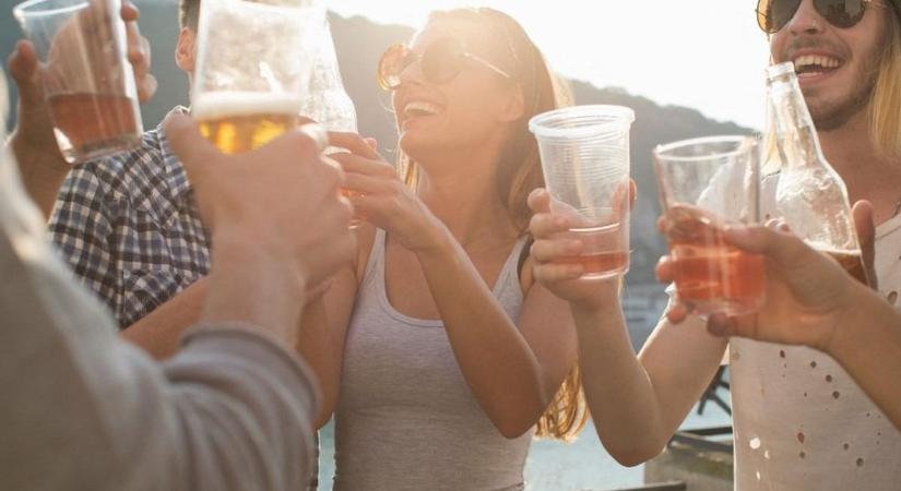 A világ első számú sörgyártója a foci-vb-re melegít, és fő riválisát is kitúrná a Bajnokok Ligájából