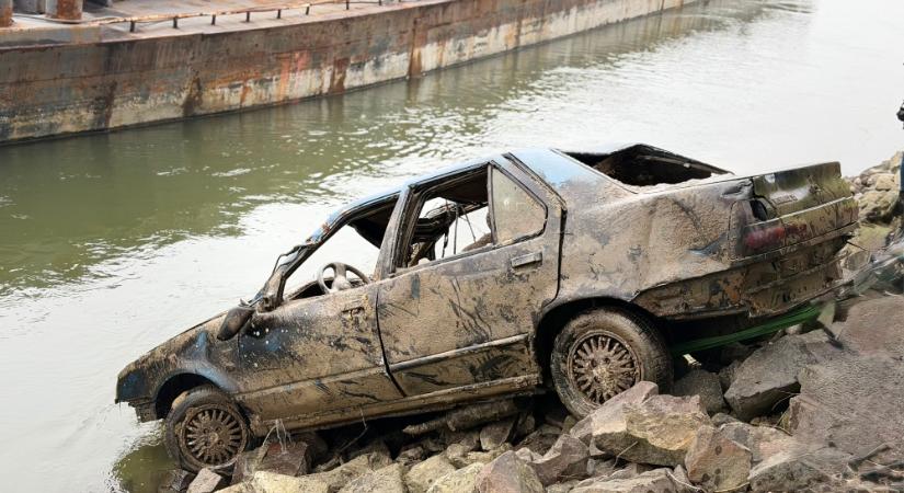 Több mint tíz éve eltűnt autót emeltek ki a Dunából, benne egy holttesttel
