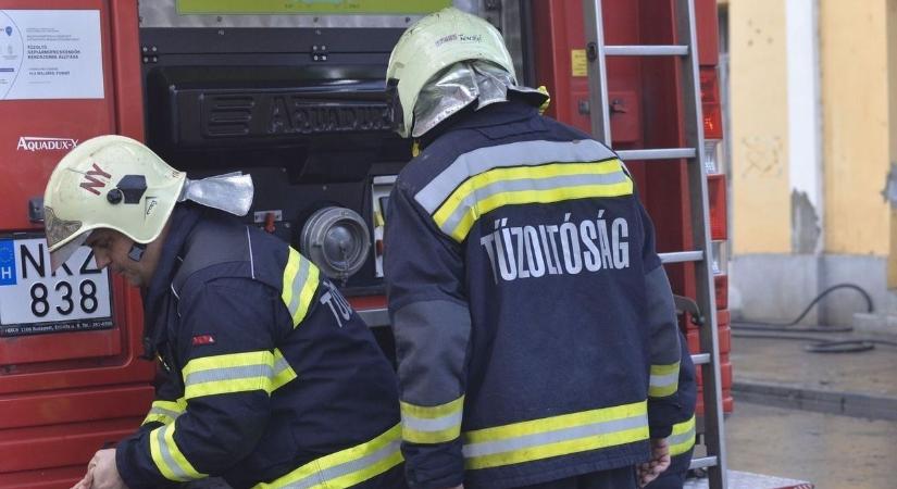 Két vízsugárral oltották a kigyulladt autót Füzesabonyban