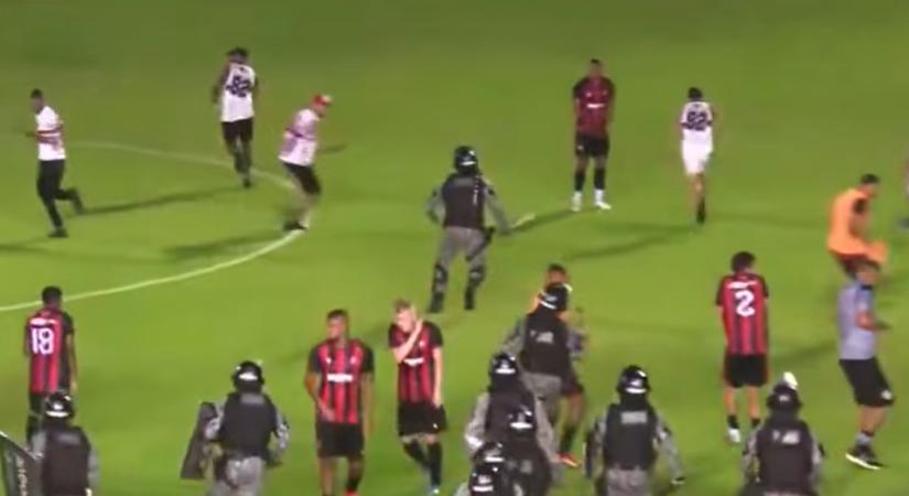 Rohamrendőrök zavarták le a saját játékosaikra támadó szurkolókat a pályáról