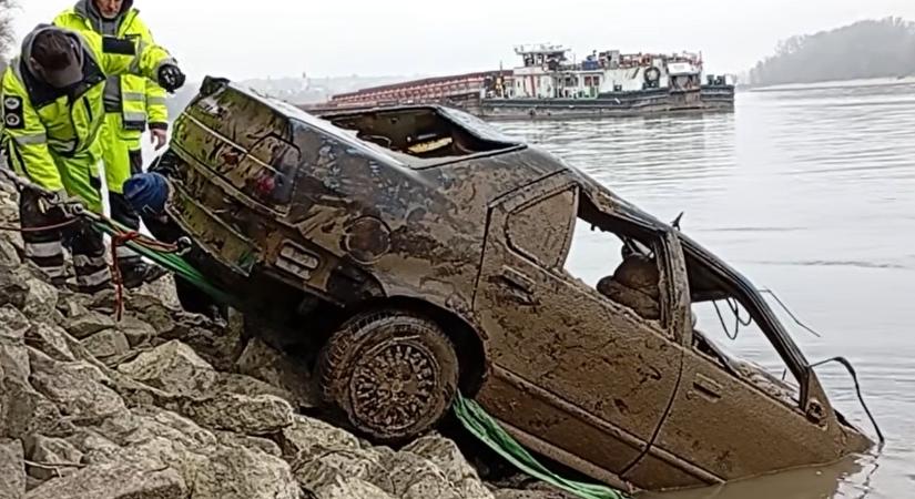 Holttest a Dunából kiemelt autóban