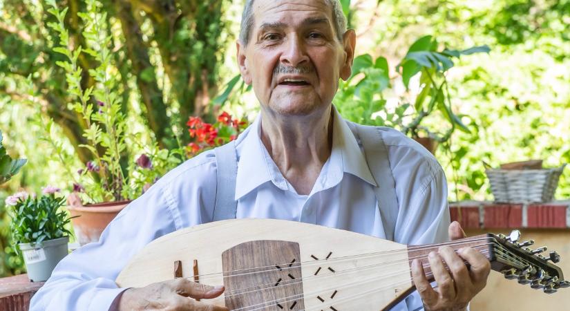 Hogyan vált veszélyes revizionistává egy lantművész?